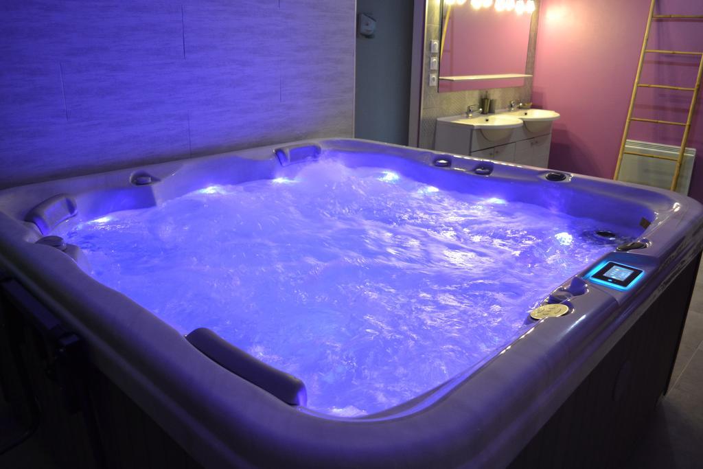 Au Coeur du Bien-Etre, gîte avec piscine chauffée et couverte, SPA, sauna, massages Monteaux Exterior foto